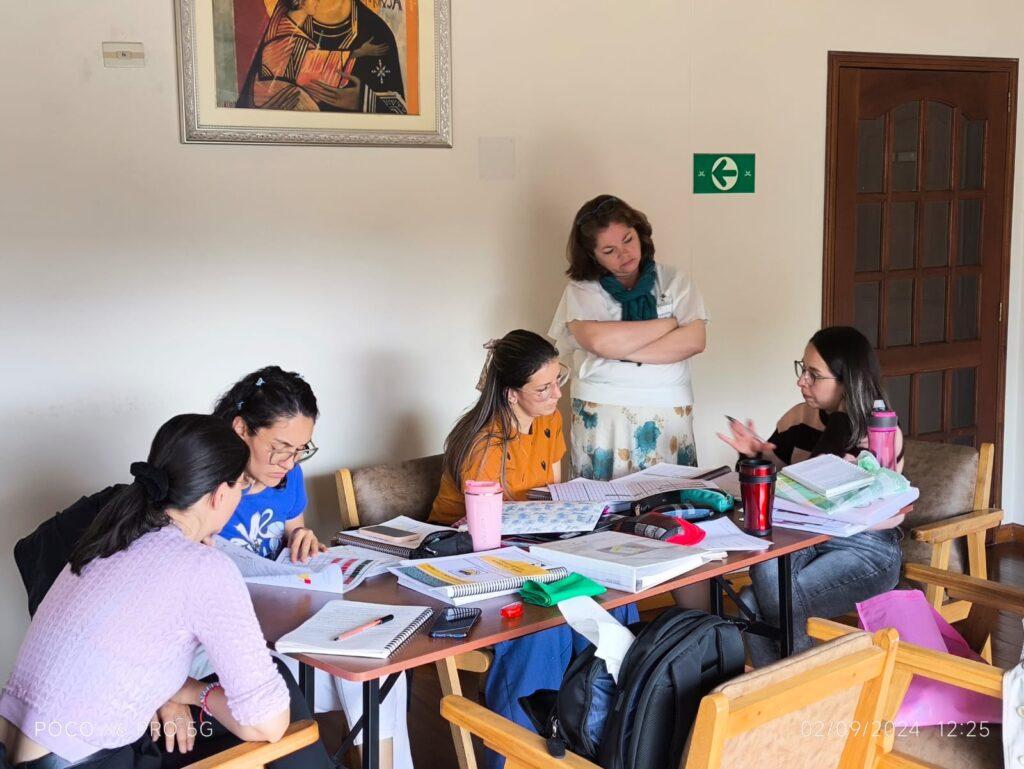 Sessão de estudo em sala de aula da primeira turma de Bogotá.
