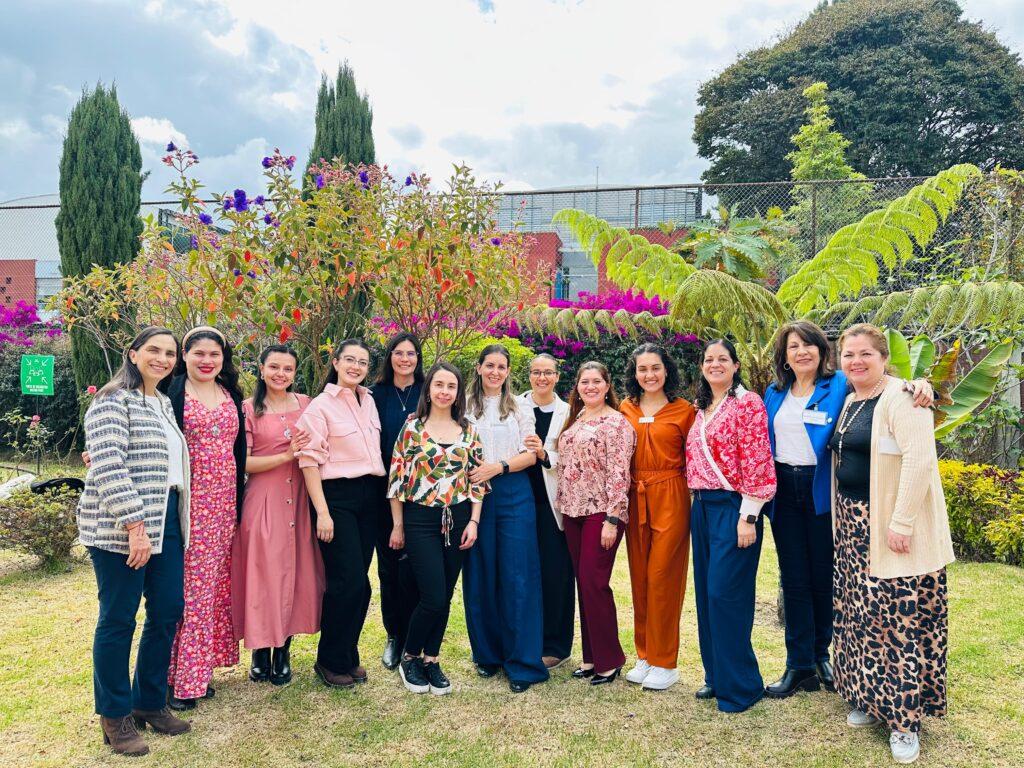 Participantes da primeira turma de Bogotá reunidas ao ar livre.