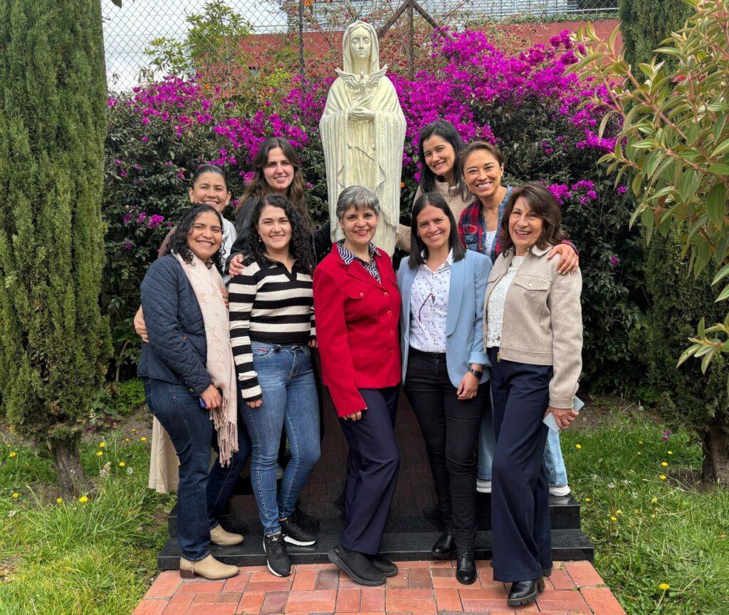 Participantes da segunda turma de Bogotá reunidas no jardim.