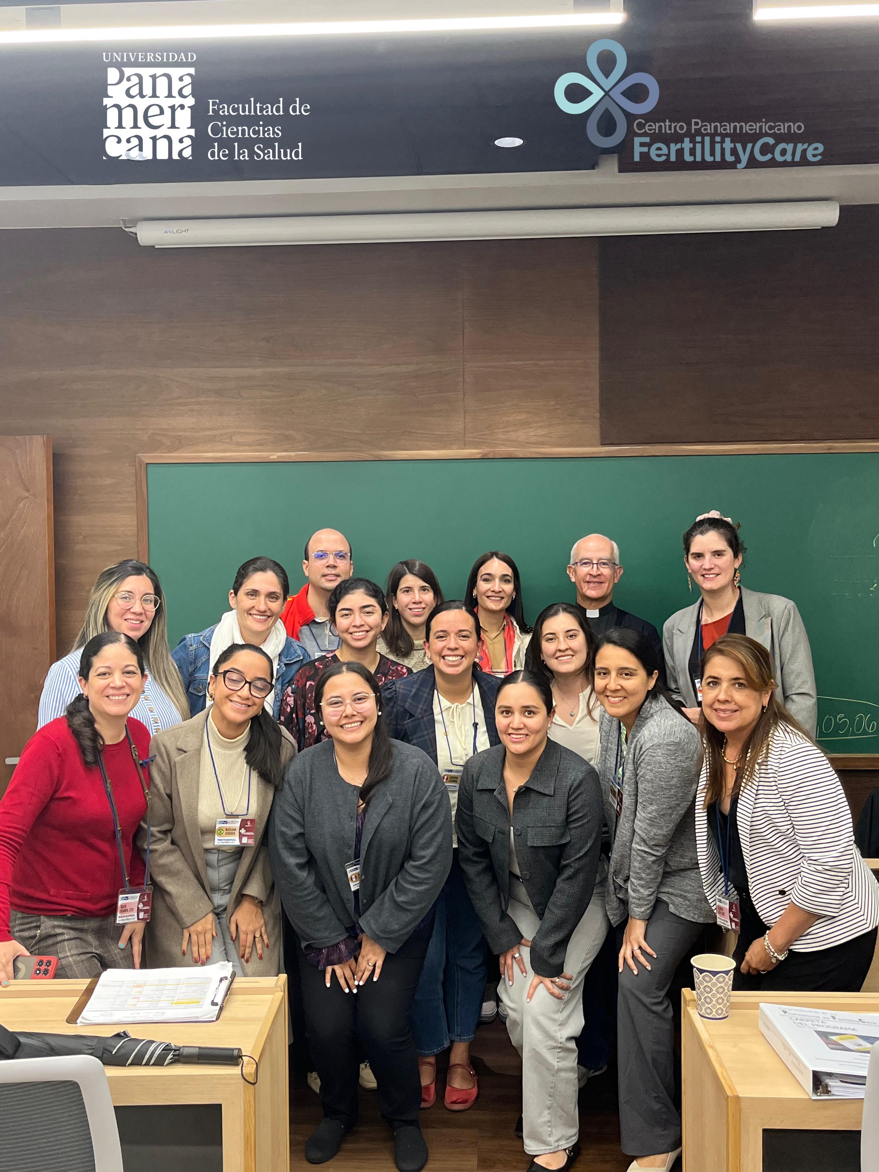 Participantes da quarta turma da Cidade do México reunidos em sala de aula.