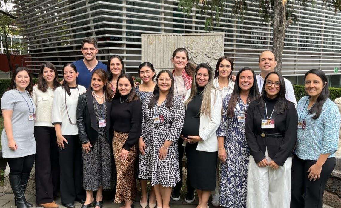 Fotografia de grupo ao ar livre da quarta turma da Cidade do México.