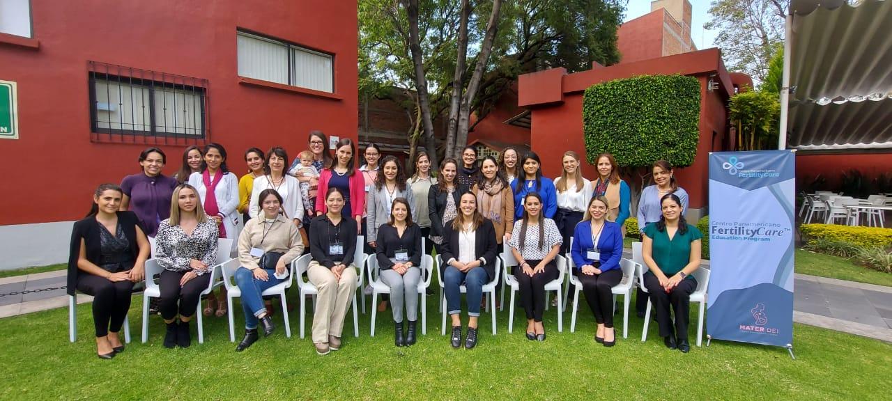 Participantes da primeira turma da Cidade do México em uma fotografia de grupo.