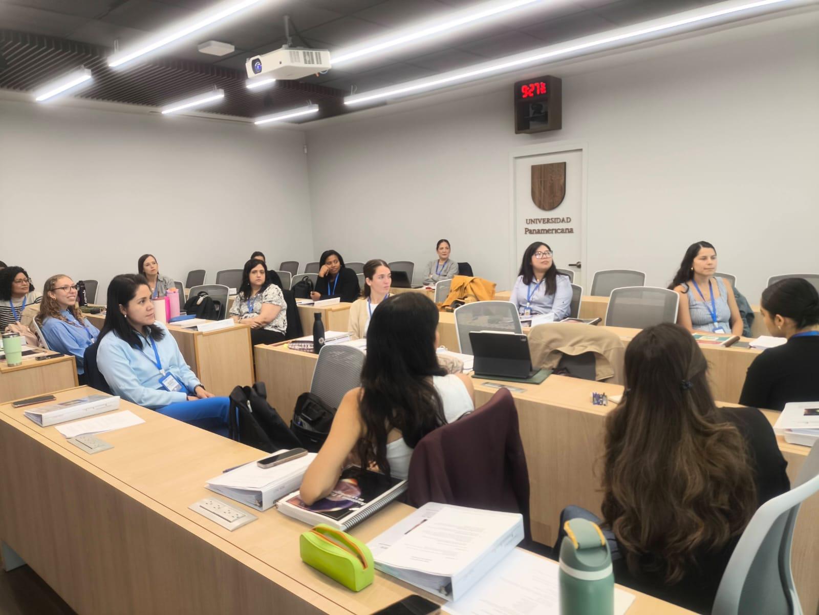 Participantes da quinta turma da Cidade do México durante uma sessão em sala de aula.