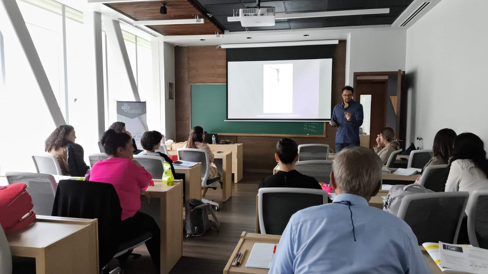 Sessão de formação em sala de aula da terceira turma da Cidade do México.