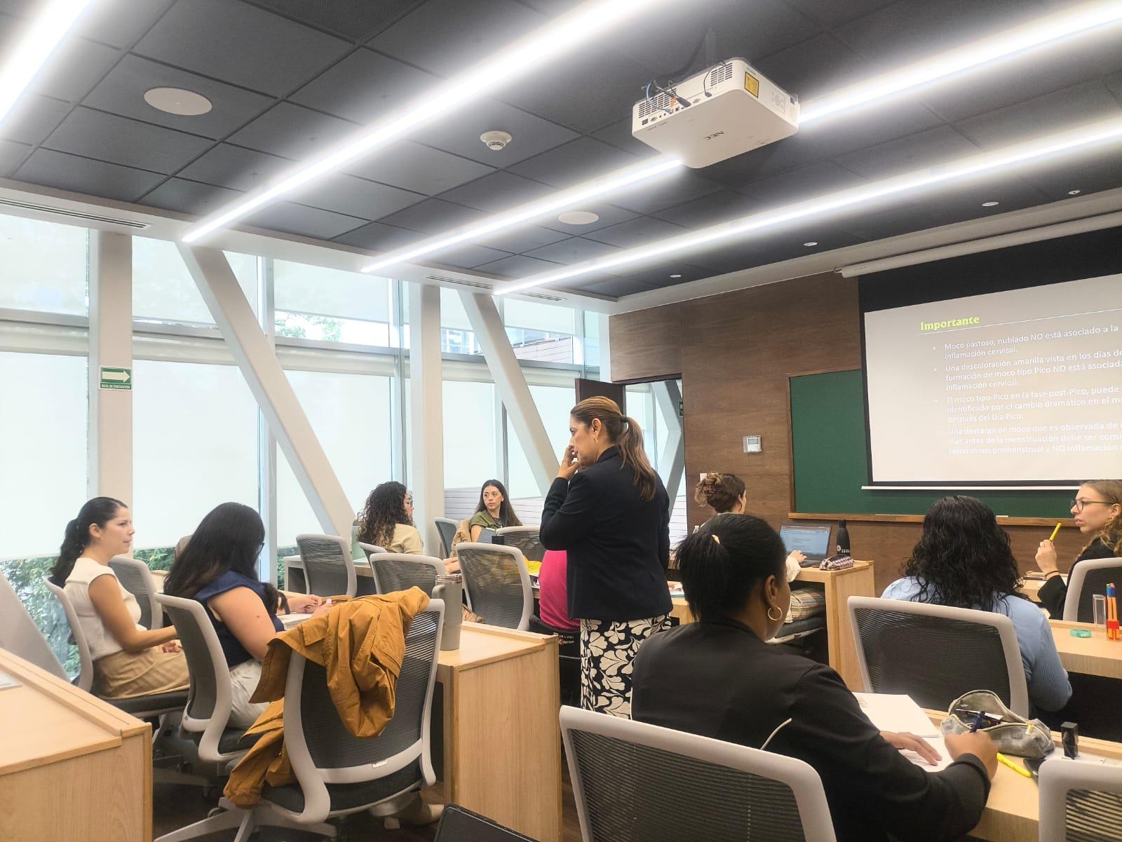 Docente e participantes durante uma sessão do programa educativo em sala de aula.