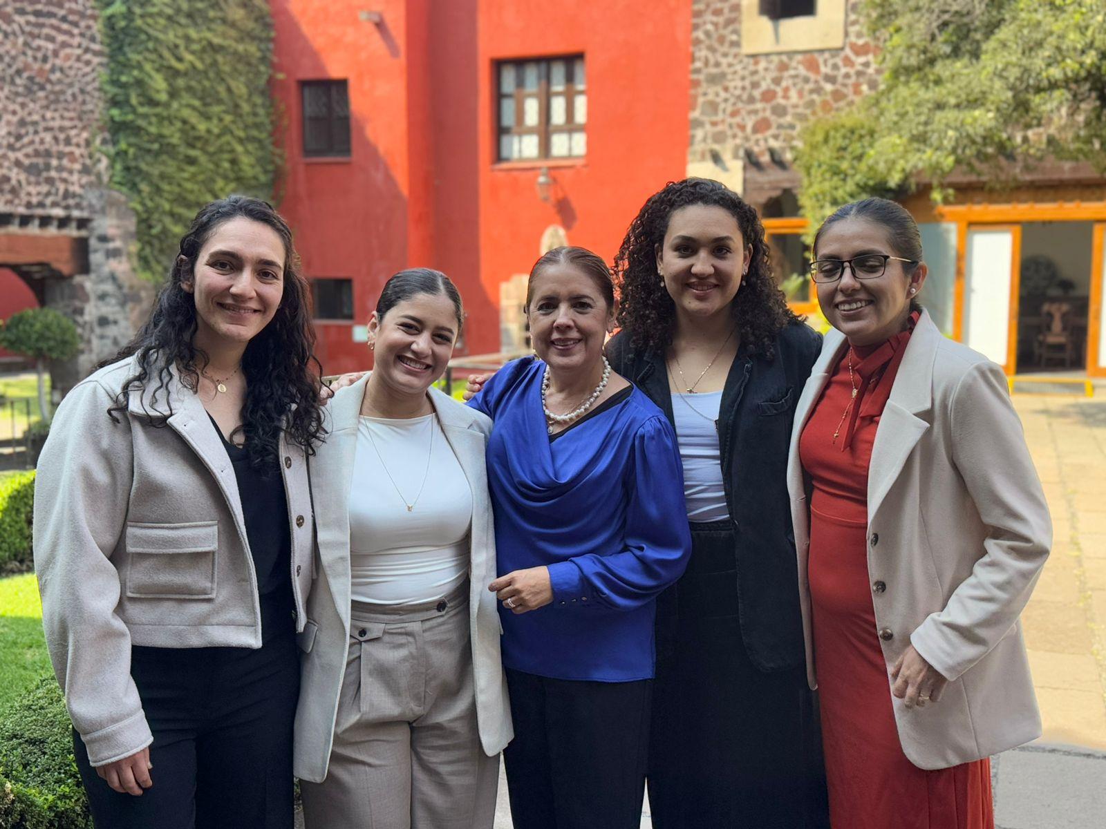 Grupo de participantes do programa educativo reunido ao ar livre.